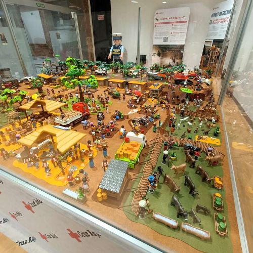 Detalle de mesa para diorama Accion Humanitaria en Africa Cruz Roja
