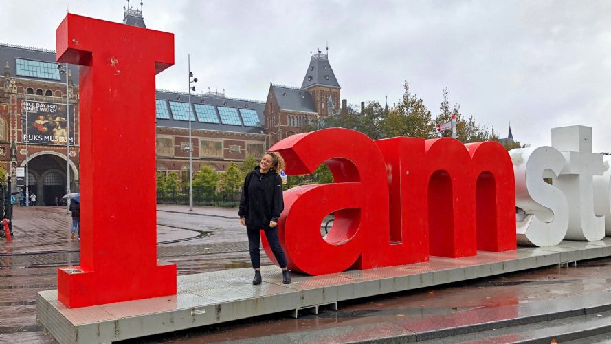 Turista tomándose una foto en I amsterdam en el Museum  Square, Amsterdam