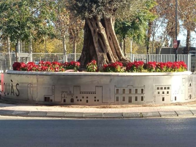 Detalle de los edificios historicos representados en la escultura que reviste la rotonda del Olivo en Alaquas