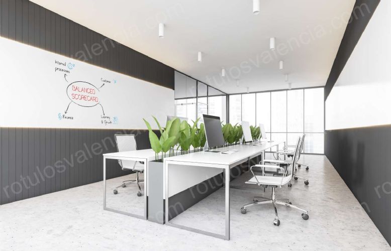 Vinilo pizarra blanca integrado en pared para oficinas