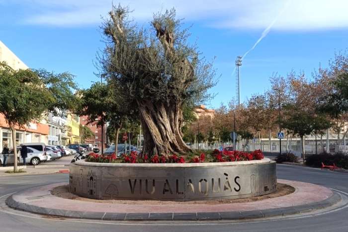 Vista de revestimiento acero corten antes de oxidar en la rotonda del olivo Alaquas